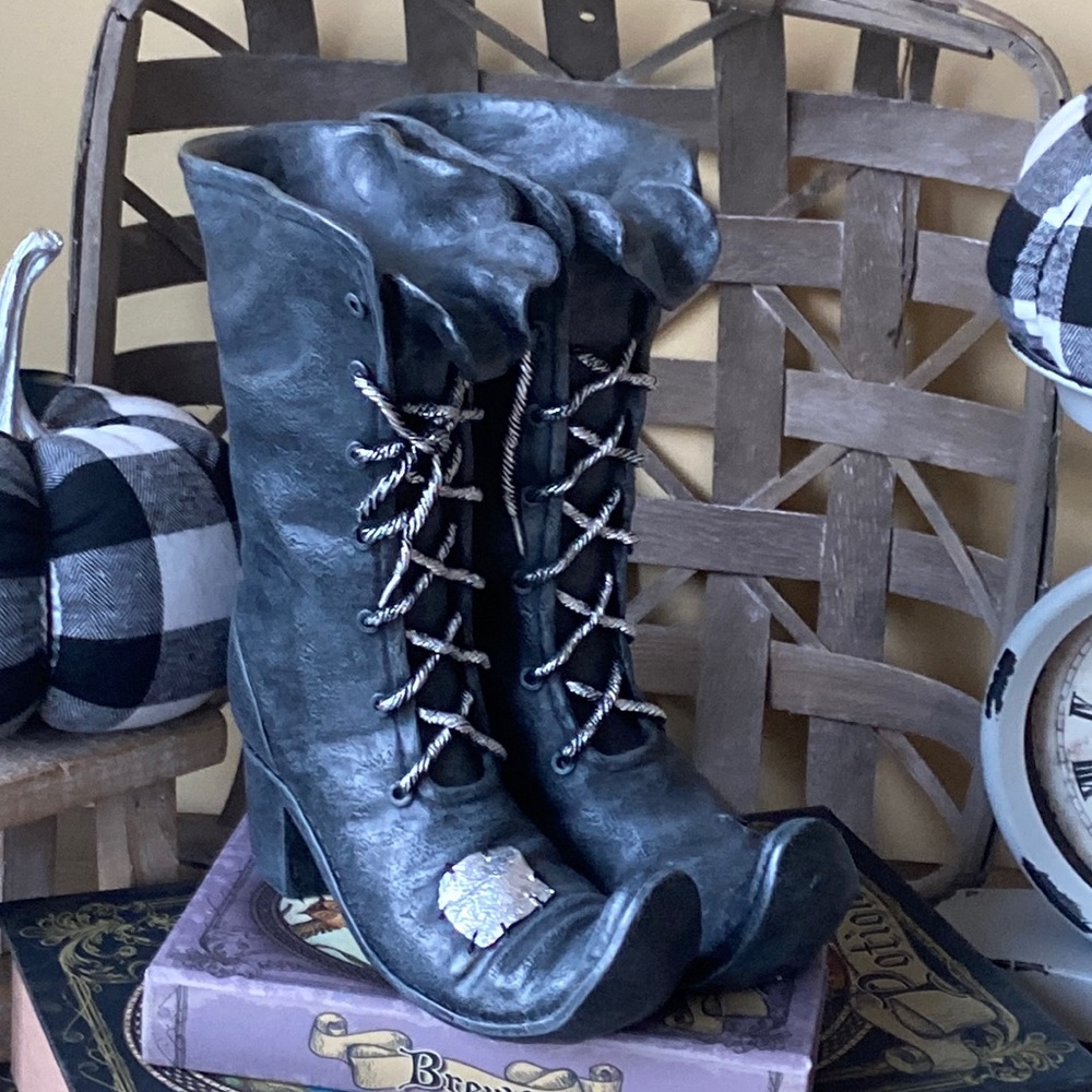 NEW! LIGHTED Halloween Vintage Inspired Ceramic Gothic Salem Witch Boots - Picture 7 of 15